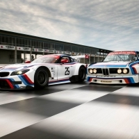 Jubileumi versenycsíkokkal áll rajthoz a hétvégén a BMW