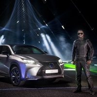 Will.i.am hatalmas virtuális hangszerként irányítja a Lexus NX-et