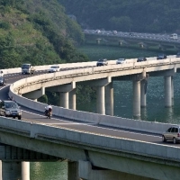 Kína első "zöld" autópályája egy folyó felett, hegyek között vezet
