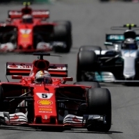 Vettel nyert, Hamilton a boxból rajtolva negyedik
