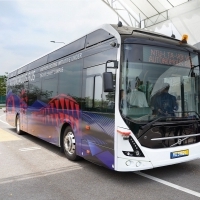 Az ABB biztosítja a világ első, 12 méter hosszú, teljesen elektromos meghajtású, önvezető buszának töltését
