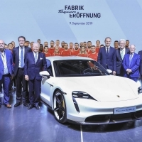 A Porsche megnyitotta gyárát a teljesen elektromos Taycan számára