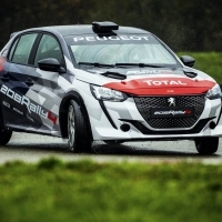 Nemzetközi hírű magyarországi műhelyben készülnek a Peugeot versenyautói