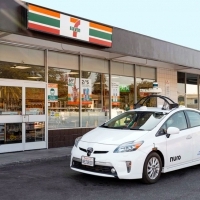 Önvezető Toyota Priusok viszik házhoz a vásárolt árut