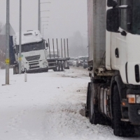 Több kamion elakadt Piliscsaba és Katalinpuszta környékén