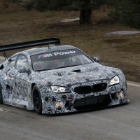 Kigurult a BMW dingolfingi komplexumából a BMW M6 GT3 versenyautó