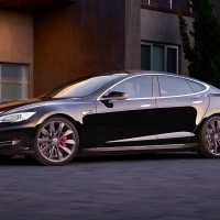 Kocsiból otthonba pakolja az aksit a Tesla