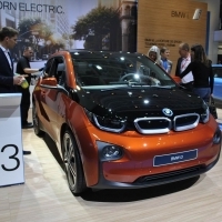 A BMW i újabb szolgáltatásokat mutatott be a BMW i3 és a BMW i8 modellekhez Genfben