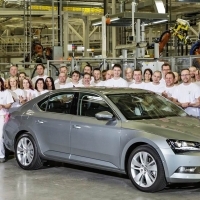 Eldördült a startpisztoly: a Škoda új zászlóshajója legördült a gyártósorról a kvasiny-i üzemben