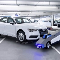 Az Audi-gyárban robotok mozgatják az elkészült autókat