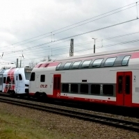 Új korszak a vasúti személyszállításban: csatolt üzemmódban közlekednek a Stadler egyszintes és emeletes motorvonatai