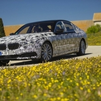 Izgalmas újdonságokkal jön az új 7-es BMW