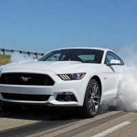 Az új V8-as Mustang 4,8 másodperc alatt gyorsul százra