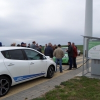 Szélerőmű rendszeréhez kapcsolt ABB e-autó gyorstöltő állomást adtak át Magyarországon