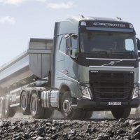 A Volvo Trucks új funkciója - Jobb tapadás és kisebb üzemanyag-fogyasztás az új emelhető tandem tengellyel