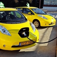 Már több mint 550 Nissan elektromos taxi rója Európa utcáit