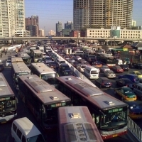 Peking radikálisan csökkentené az autók kibocsátási határértékeinek szintjét