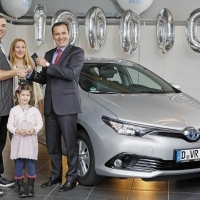 A Toyota egymilliomodik európai hybrid vásárlója két Auris Hybridet vihetett haza