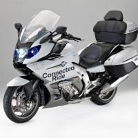 A BMW Motorrad bemutatja: lézervilágítás és bukósisak Head-Up Display