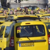 Taxis tüntetés miatt fennakadások várhatók kedd délután a reptér felé