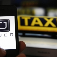 Fityiszt mutat a taxisoknak az Uber: ma féláron viszi az utasokat a reptérre
