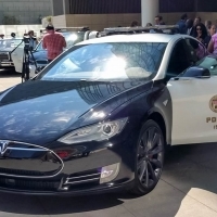 Jól nézze meg, mert ez történelem: szolgálatba állt a világ első Tesla rendőrautója