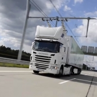 A Scania bemutatja, hogyan működik az elektromos áramra kapcsolt, felsővezetékkel ellátott kamionja