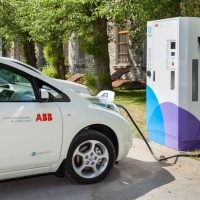 Az ABB elektromos autó-gyorstöltő állomásokat szállít a Cseh Elektromos Művek e-mobilitás projektjéhez