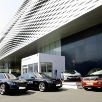 A BMW az Art Basel művészeti kiállításon leplezi le a BMW Art Cars kollekció dizájnterveit