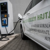 Magyar fejlesztésű elektromos autó-töltőt avatottak Budapesten