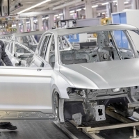 Láncreakciót indít el a Volkswagen Golf gyártásának felfüggesztése