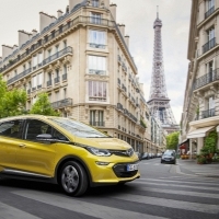 Párizsban debütált az Opel elektromos autója az Ampera-e