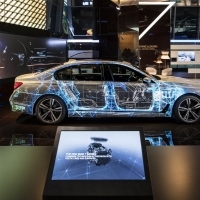 Életnagyságú installáción  kísérthetjük végig a BMW 7-es sorozat tervezésének történetét
