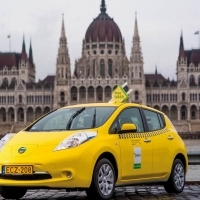 NGM: egyelőre nem reális a taxik elektromos autóra cserélésének kötelezővé tétele