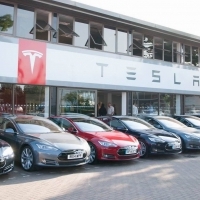 Tesla gyár: indul a régiós autóipari versenyfutás