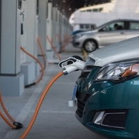 Újabb pofon érik az olajárnak: Kína és India az elektromos autót támogatja