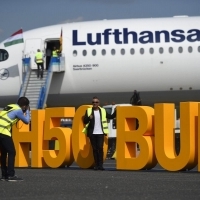Budapestre érkezett a világ legmodernebb utasszállító repülőgépe