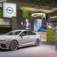 Frankfurtban Lohscheller vezérigazgató bejelentette az Opel első konnektoros hibridjét