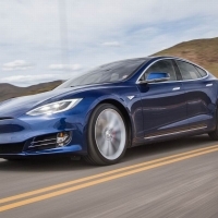Jönnek az okosabroncsok - Tesla fél-önvezető autókkal tesztel a Goodyear