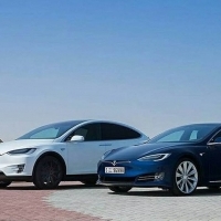 Megérkezett az első 50 Tesla Dubajba