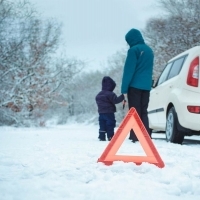 A téli utakon veszélyesebb a defekt, mint nyáron
