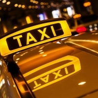 Januártól csak 10 évesnél fiatalabb autóval lehet taxizni