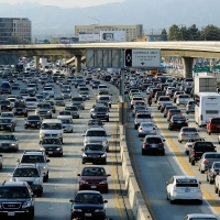 Kevesebb autó, nagyobb közúti forgalom Európában és az USA-ban