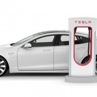 A Tesla ingyenes gyorstöltőket fog felállítani a dolgozói parkolóban