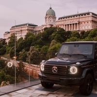 Közel 2,5 tonnás Mercedes modellt emeltek a magasba Budapest szívében