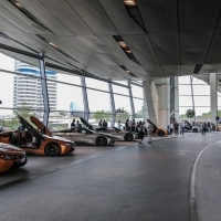 Átadták a BMW Weltben az első BMW i8 Roadster modelleket