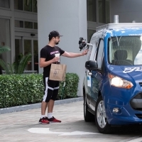 A Ford önvezető autója hozza házhoz a megrendelt pizzánkat