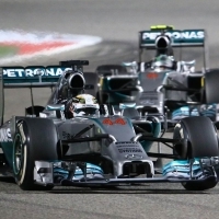 Hamilton győzött, Vettel kiesett, a brit vezet az összetettben