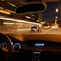 Az éjszakai autózás számos előnnyel, de sok kockázattal is jár
