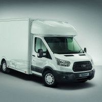 Az új Ford Transit könnyített szerkezetű fülkés alvázkivitel, alacsony platómagassággal, és nagyobb teherbírással készül